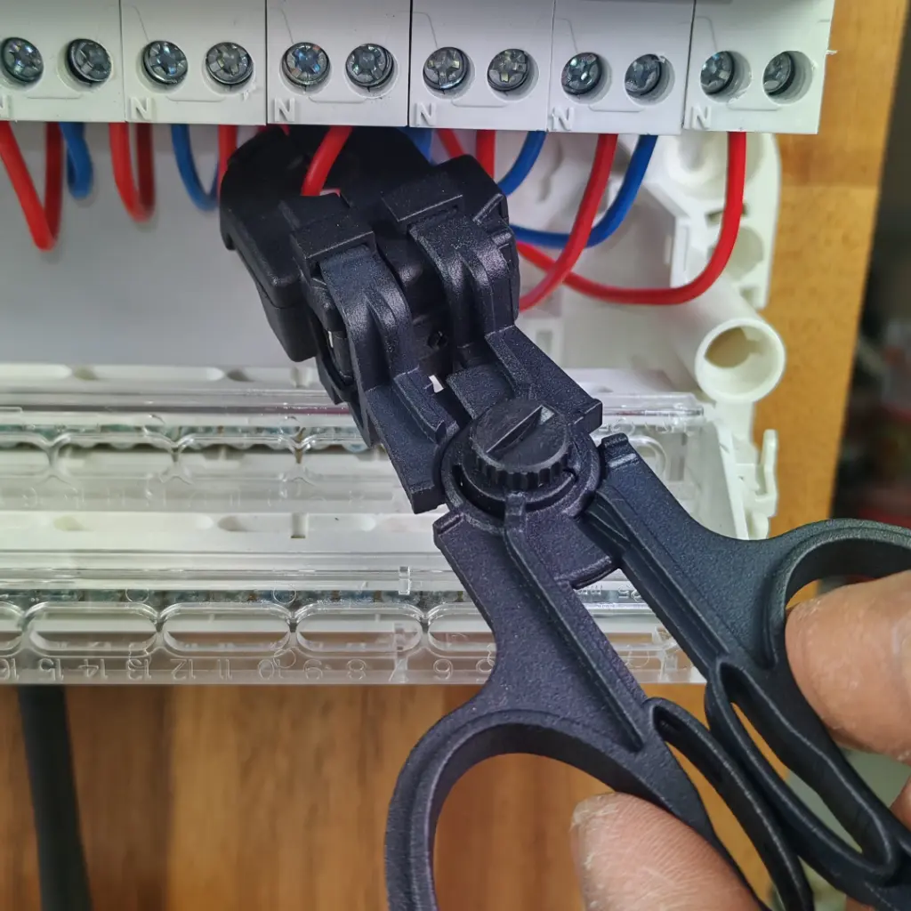 Fludia closed clamping pliers with wattag.webp